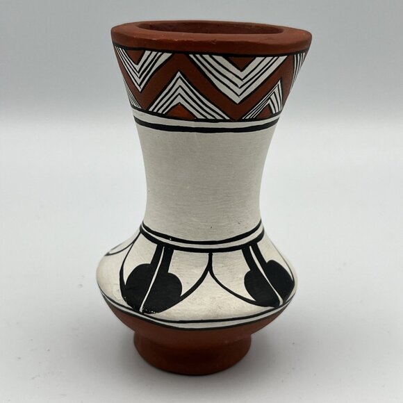 G. Garcia Mexican Vase Pot Vessel 3.75" x 2.25"  Hand Painted Signed Vintage - Picture 2 of 8
